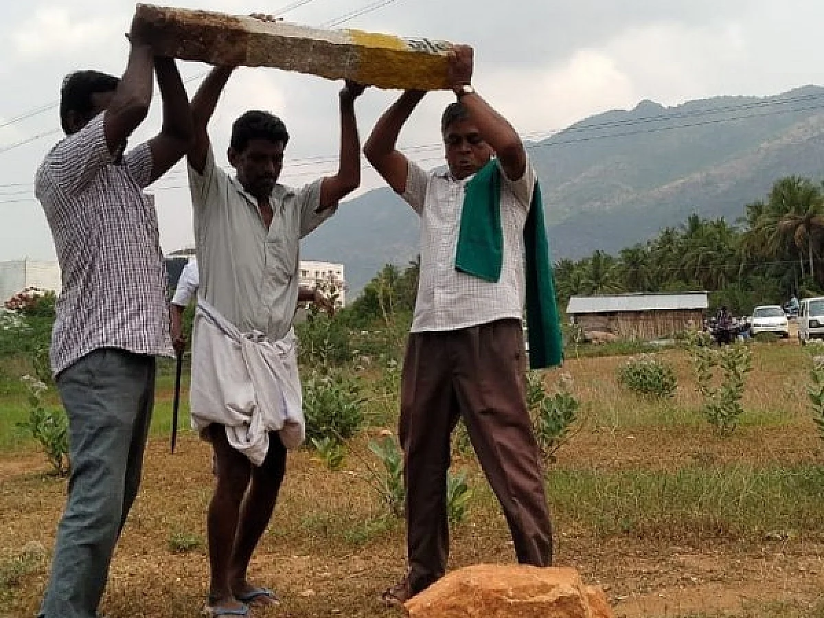 `கொரோனா காலத்தில் காய் நகர்த்தும் அரசு?’ -8 வழிச் சாலை எதிர்ப்பு இயக்கத்தின் பிரசாரக் குழு தொடக்கம்