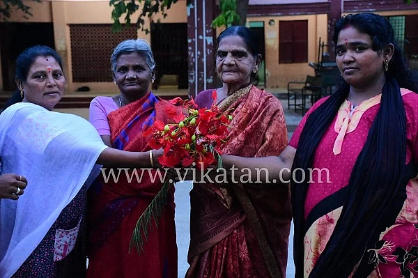 தன்னார்வலர்கள் மற்றும் முகாம்வாசிகளுடன்