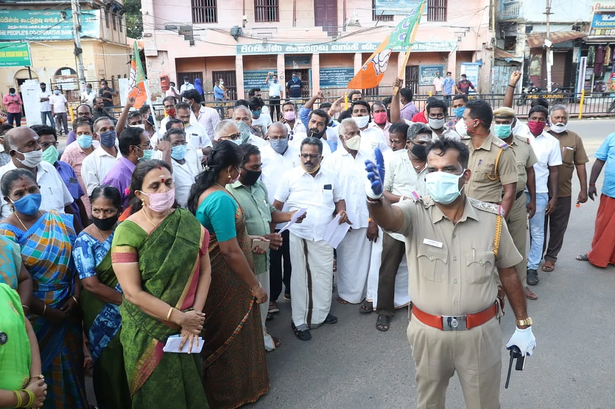 நாகர்கோவிலில் மறியலில் ஈடுபட்ட பா.ஜ.க.வினர்