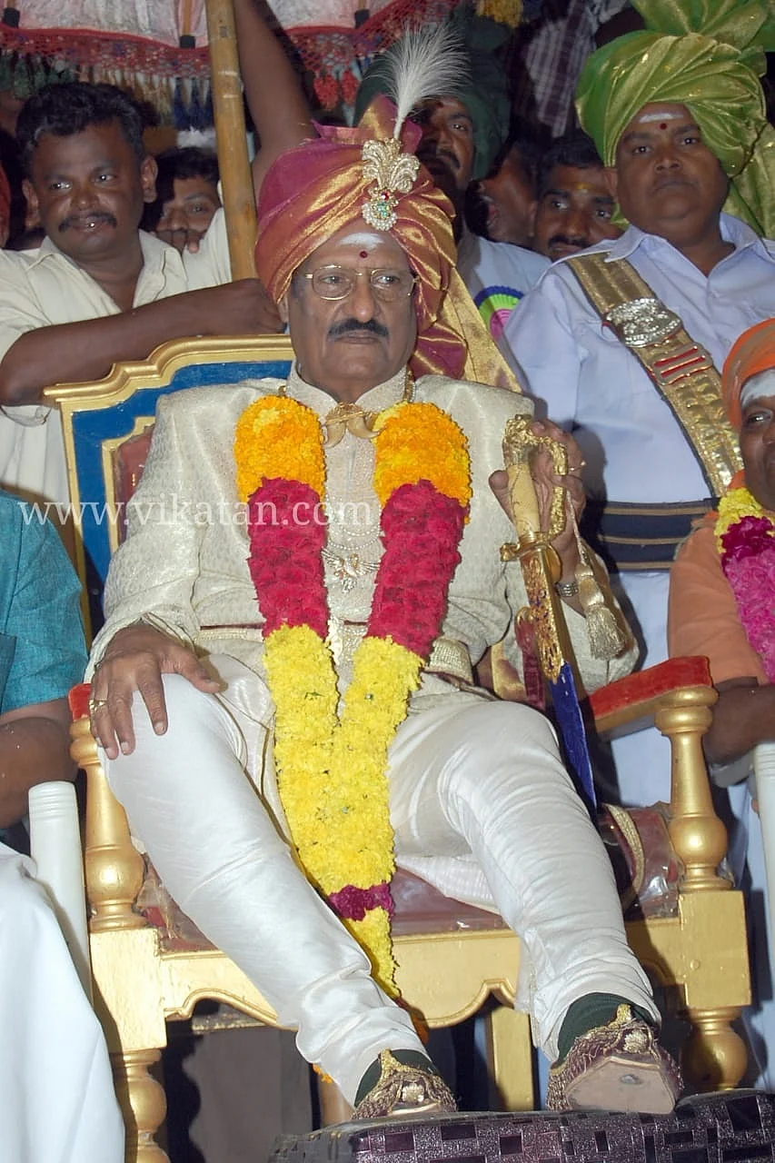 ராஜா உடையில் மக்களுக்கு காட்சி