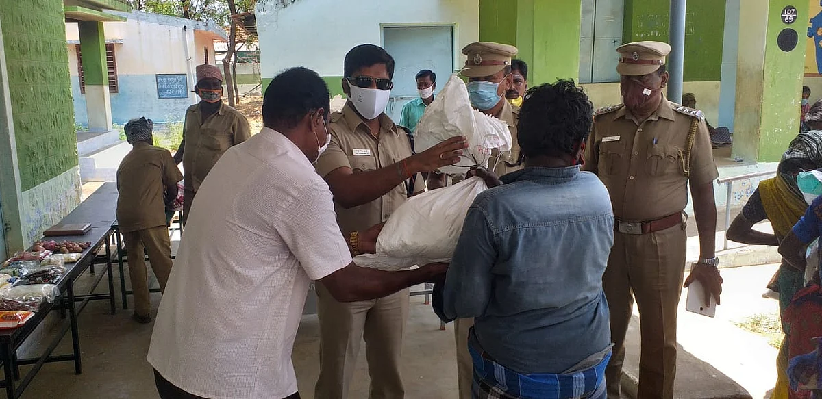மாற்றுத்திறனாளிகளுக்கு உதவும் காவல்துறையினர்