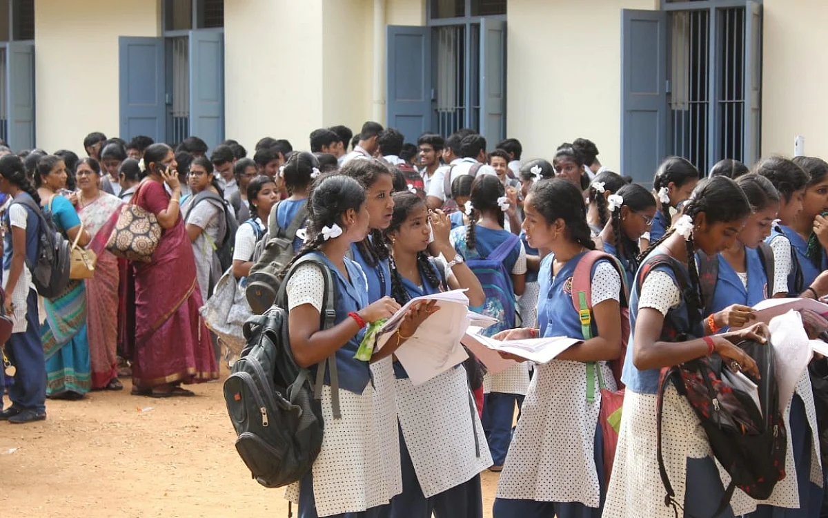 தேர்வுக்குத் தயாராகும் மாணவிகள்