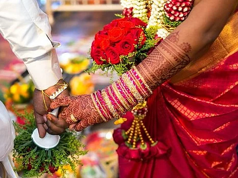 ’டிக் டாக்’ திருமணம்... வேகம் பிடித்த பைக் பயணம்... - போலீஸிடம் சிக்கிய புதுமணத் தம்பதி!