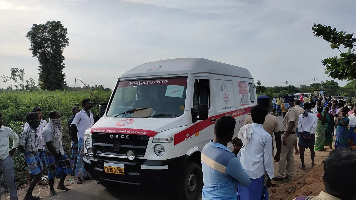 ஆம்புலன்ஸ் வாகனத்தில் சிறுமி ஜெயஸ்ரீயின் உடல்
