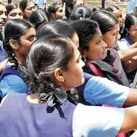 தேர்வு முடிகளைப் பார்க்கும் மாணவிகள்