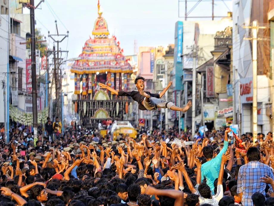 ``திருவிழாவுல `வராரு அழகர்' பாட்டுப் போட்டுட்டா... ஆத்தி ஆட்டம் அடங்காதுய்யா!" - மதுரக்காரன் மனசு