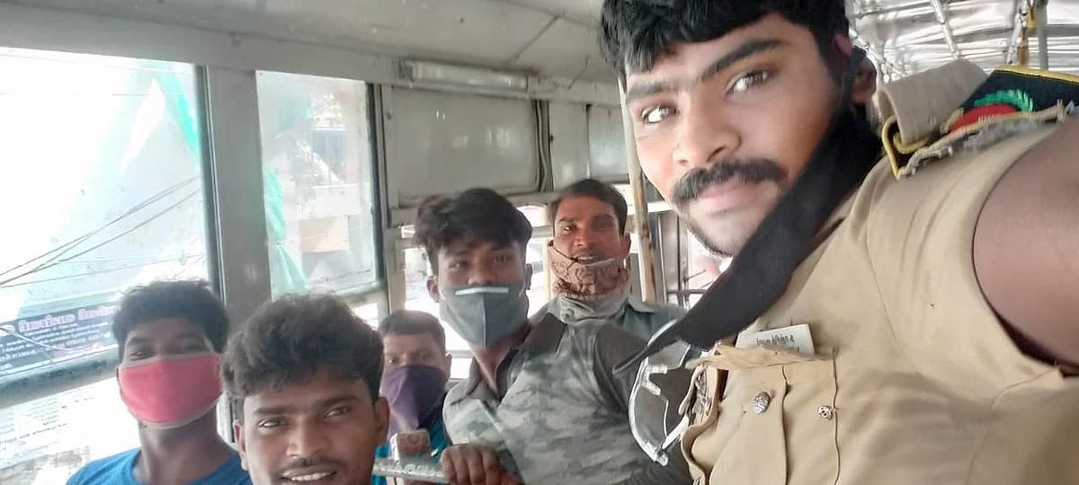 பீகார் தொழிலாளர்களுடன் செல்ஃபி