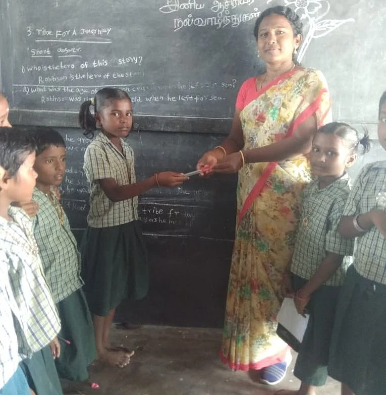 மாணவர்களுடன் ஆசிரியை