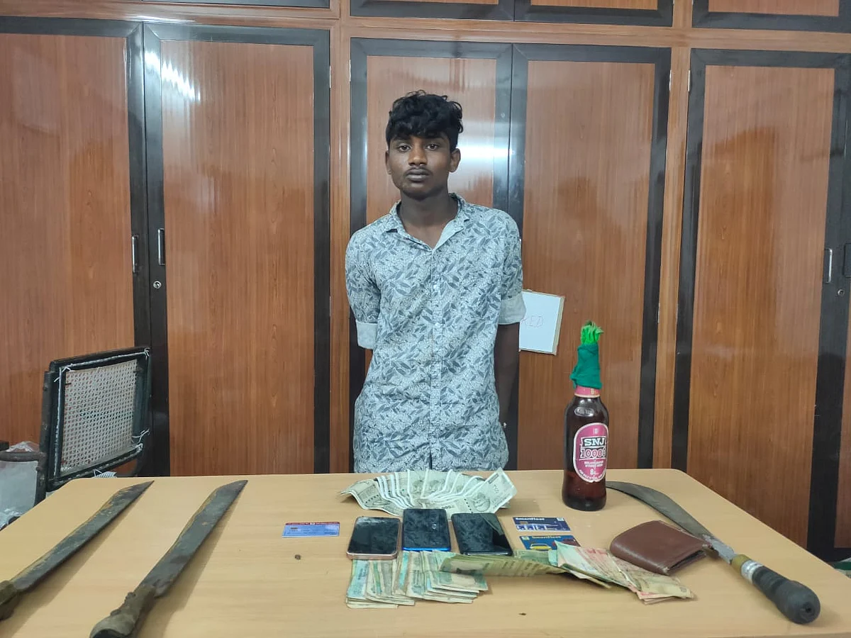 மதனிடமிருந்து பறிமுதல் செய்யப்பட்ட அரிவாள், செல்போன்கள், பணம்