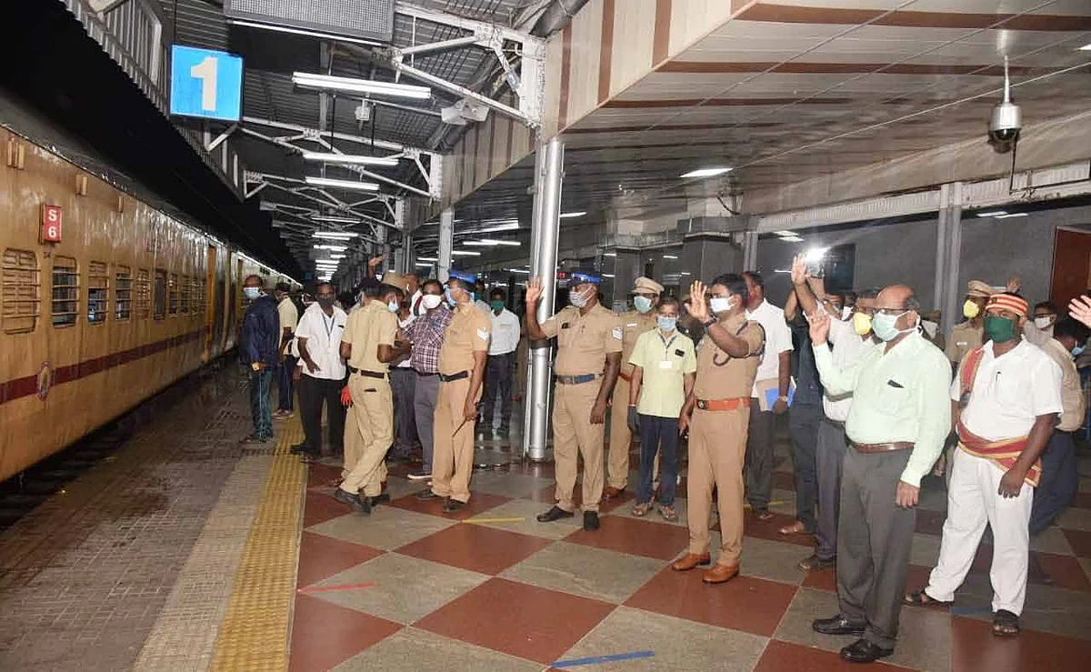 திருச்சியில் இருந்து நேற்று இரவு கிளம்பிய வடமாநிலத் தொழிலாளர்கள் சென்ற சிறப்பு ரயில்