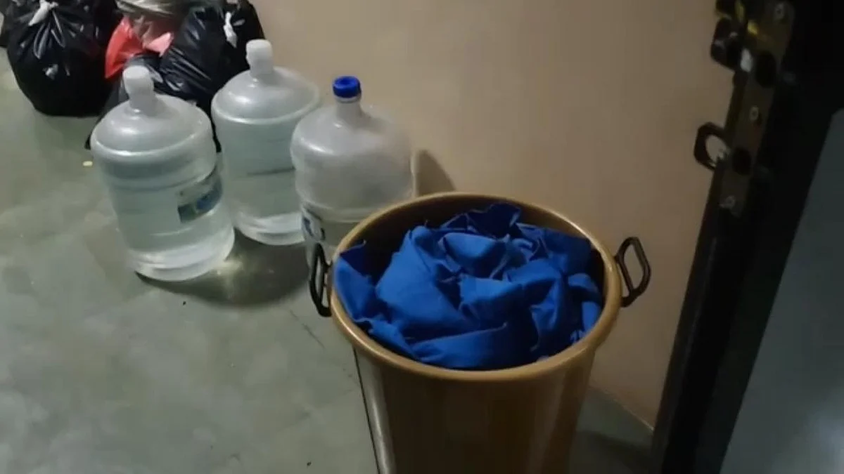 தண்ணீர் கேன்களுடன் மருத்துவக் கழிவுகள்