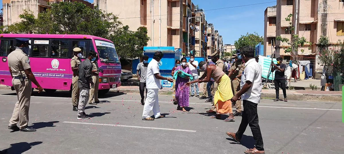 மலர்களைத் தூவி வரவேற்கும் பொதுமக்கள், போலீஸார்