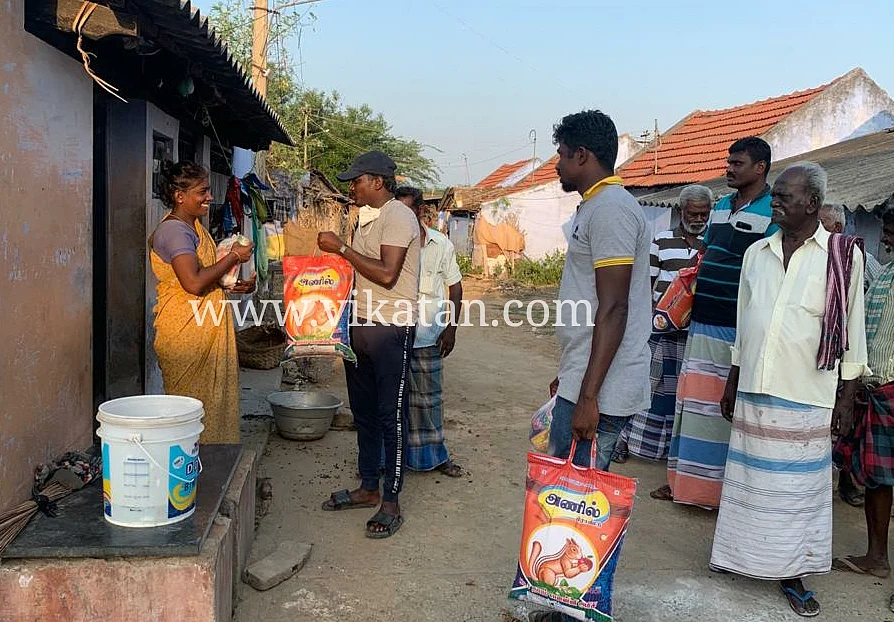 நிவாரணத் தொகுப்பு வழங்கிய மாரிசெல்வராஜ்