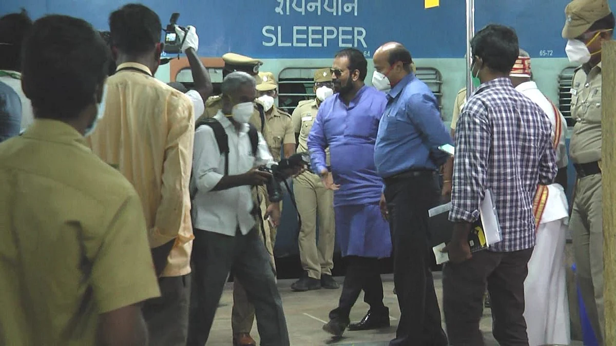 டெல்லியாருக்கு அருகில் கலெக்டர், எஸ்.பி