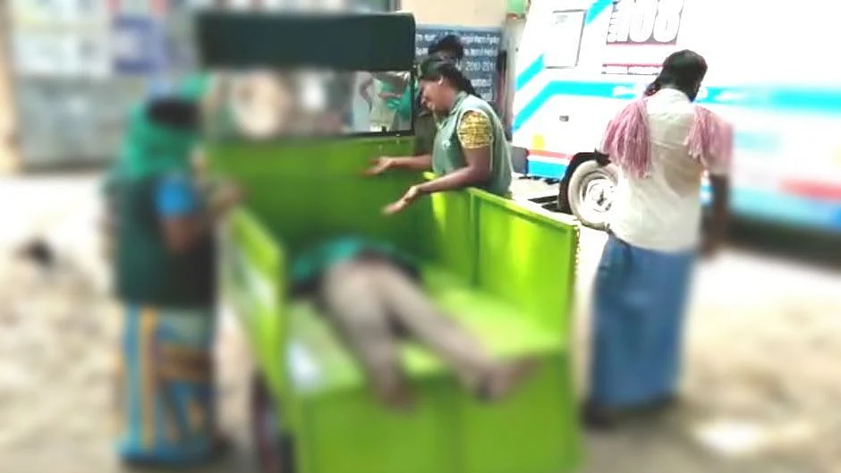 குப்பை எடுக்கும் வண்டியில் பாலன் உடல்