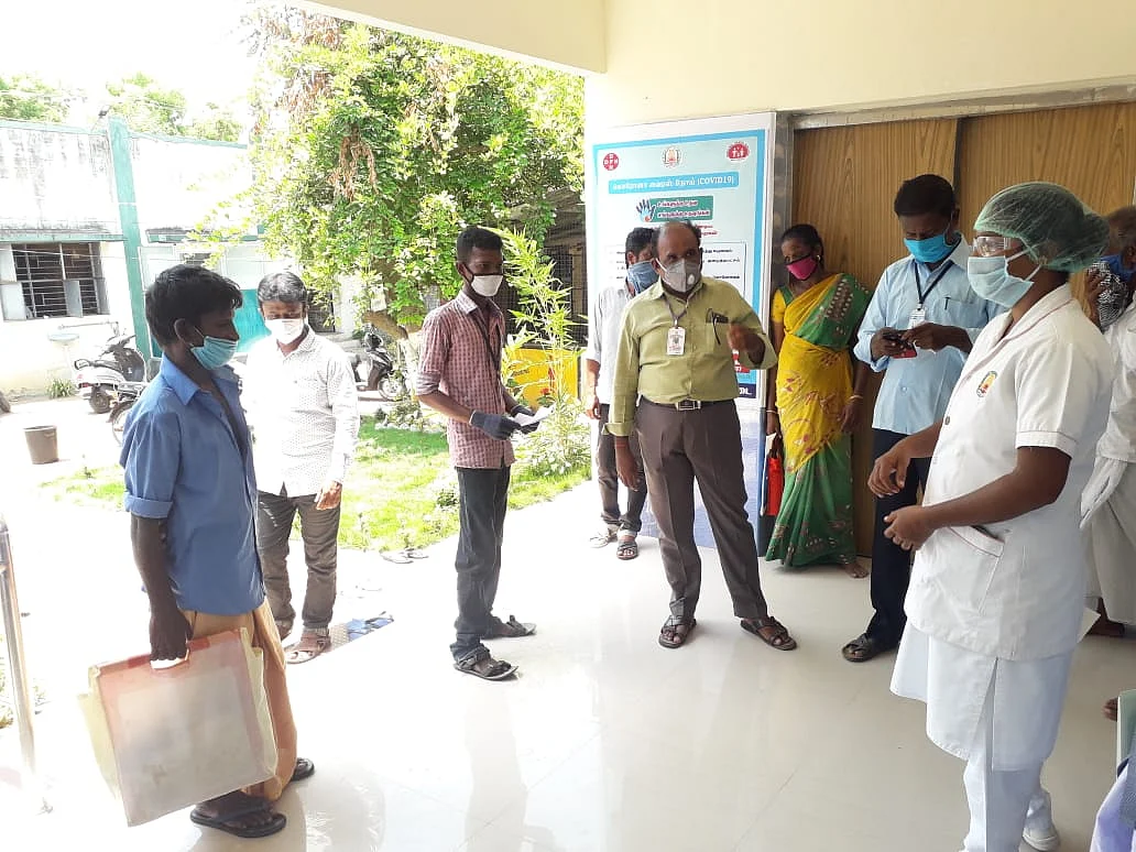 அதிகாரிகளுடன் ராஜூ