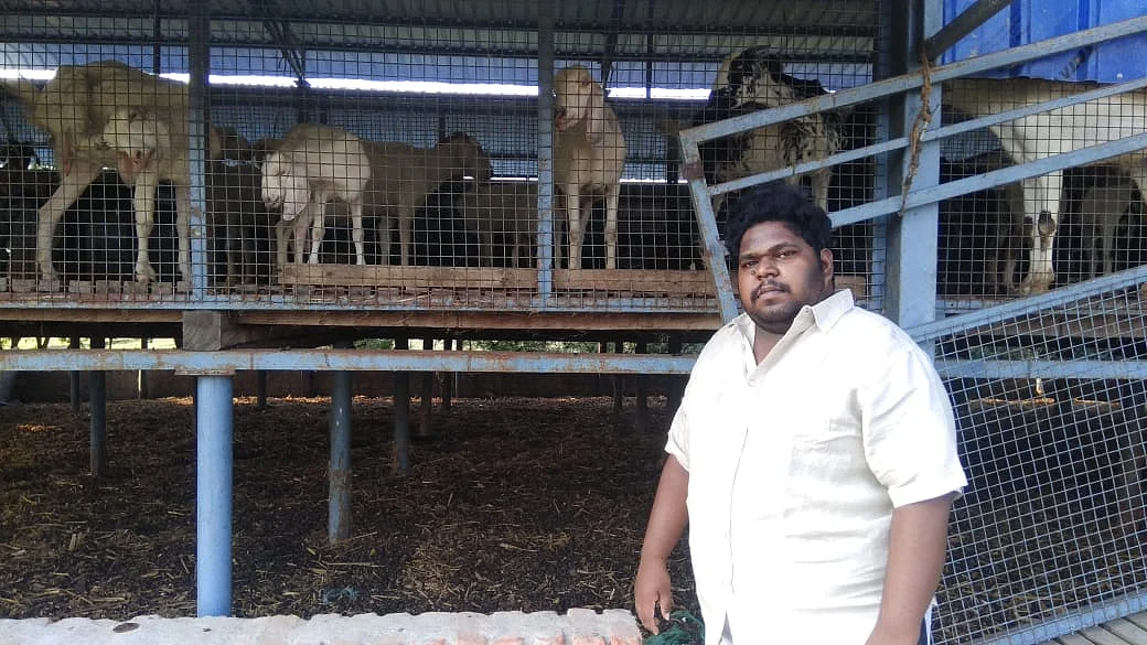 ஆட்டுக் கொட்டகையில் சந்தோஷ் குமார்
