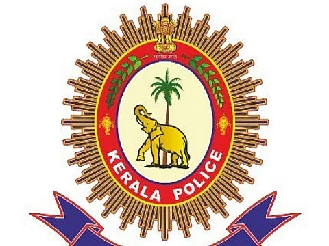 காக்கிச் சட்டைக்குள் கனிந்த இதயம்! -வறுமையில் வாடிய குடும்பத்துக்கு வீடு கட்டிக் கொடுத்த காவலர்கள்