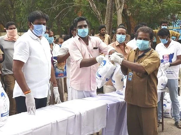 `10,000 குடும்பங்களுக்கு நிவாரணம்!’ -உதவிக்கரம் நீட்டிய வேலூர் ரஜினி மக்கள் மன்றம்