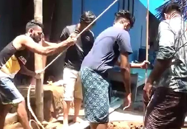 கிணறு தோண்டும் இளைஞர்கள்