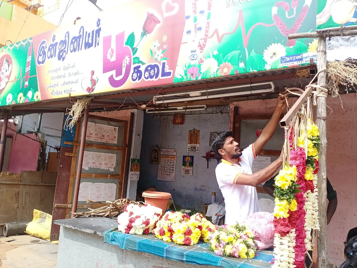 தனது பூ கடையில் கார்த்திக்