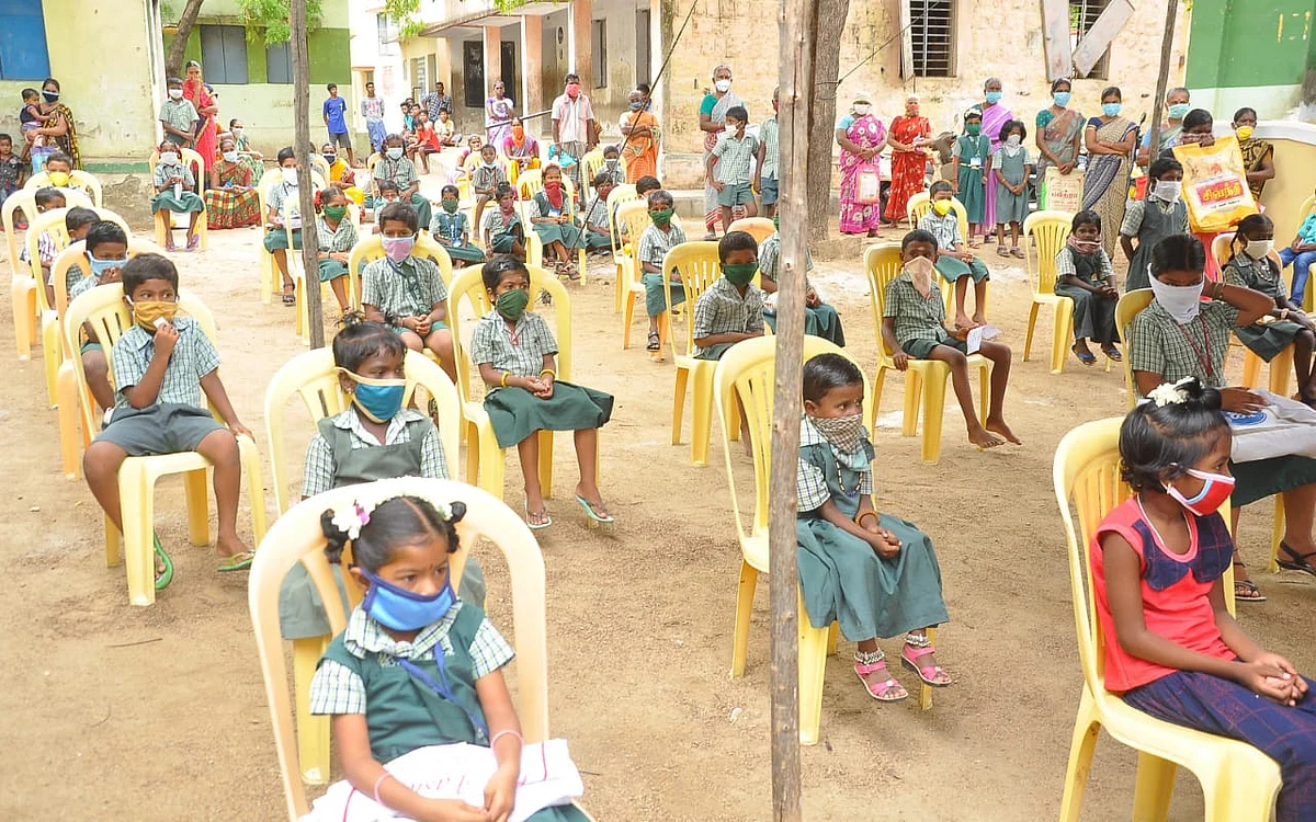 சமூக இடைவெளியுடன் அமர வைக்கப்பட்ட மாணவர்கள்