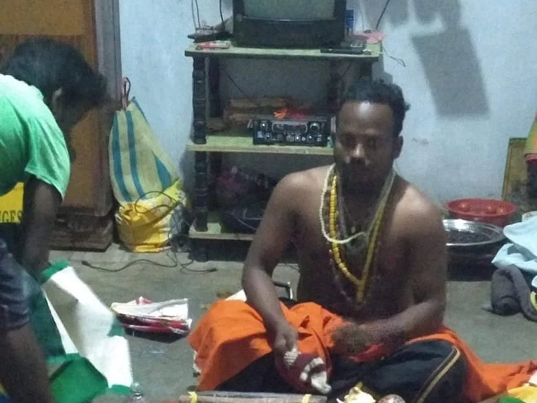 `உன் மனைவியோடு சேர்த்து வைக்கிறேன்!' -பணத்தோடு 7 கோழிகள், 2 ஆடுகளை அபகரித்த கரூர் மந்திரவாதி