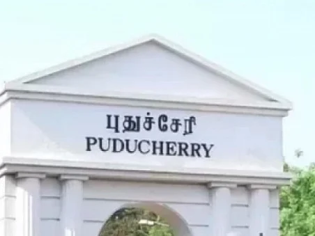 `இங்கு மதுக்கடைகளைத் திறக்கவில்லையென்றால்..!' - புதுவை முதல்வருக்கு அமைச்சரின் அலர்ட்
