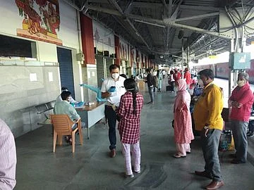 `கட்டண க்வாரன்டீன்; டெல்லிக்கே திரும்பிய சோகம்!’ - ரயில் பயணிகளுக்கு அதிர்ச்சி கொடுத்த பெங்களூரு