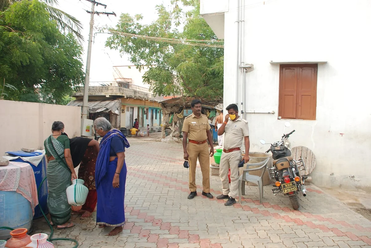 பெட்ரோல் குண்டு வீச்சு