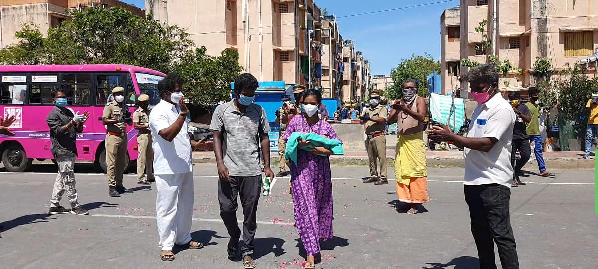கைகளைத் தட்டும் போலீஸார் பொதுமக்கள்