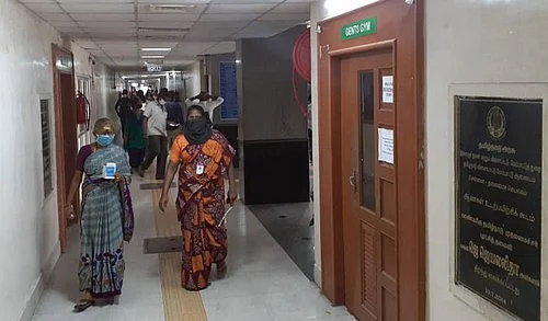 நாமக்கல் கவிஞர் மாளிகையில் ஊழியர்கள்
