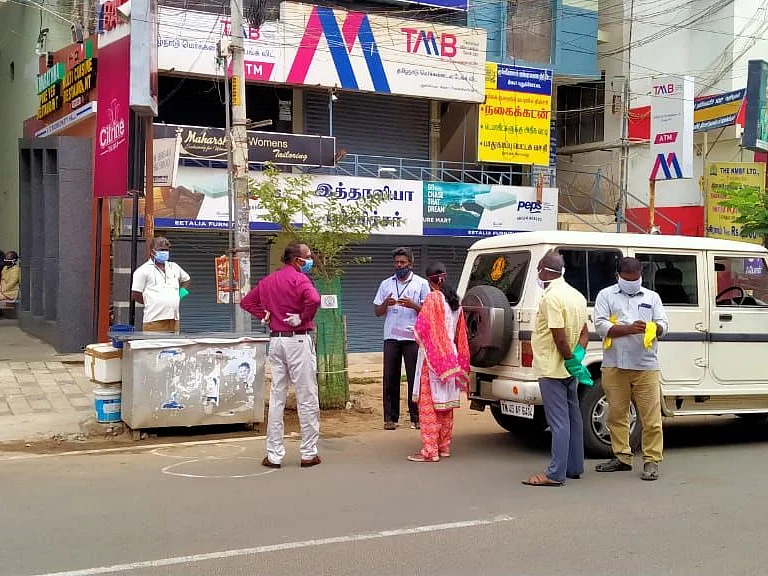 புதுக்கோட்டையில் வங்கி நகை மதிப்பீட்டாளருக்குக் கொரோனா! -சமூகப் பரவல் அச்சத்தில் வாடிக்கையாளர்கள்