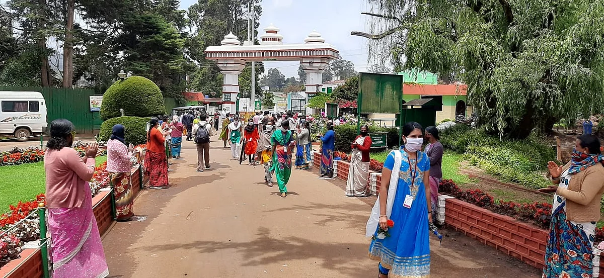 பூங்காவை கண்டுரசிக்கும் மருத்துவப் பணியாளர்கள்