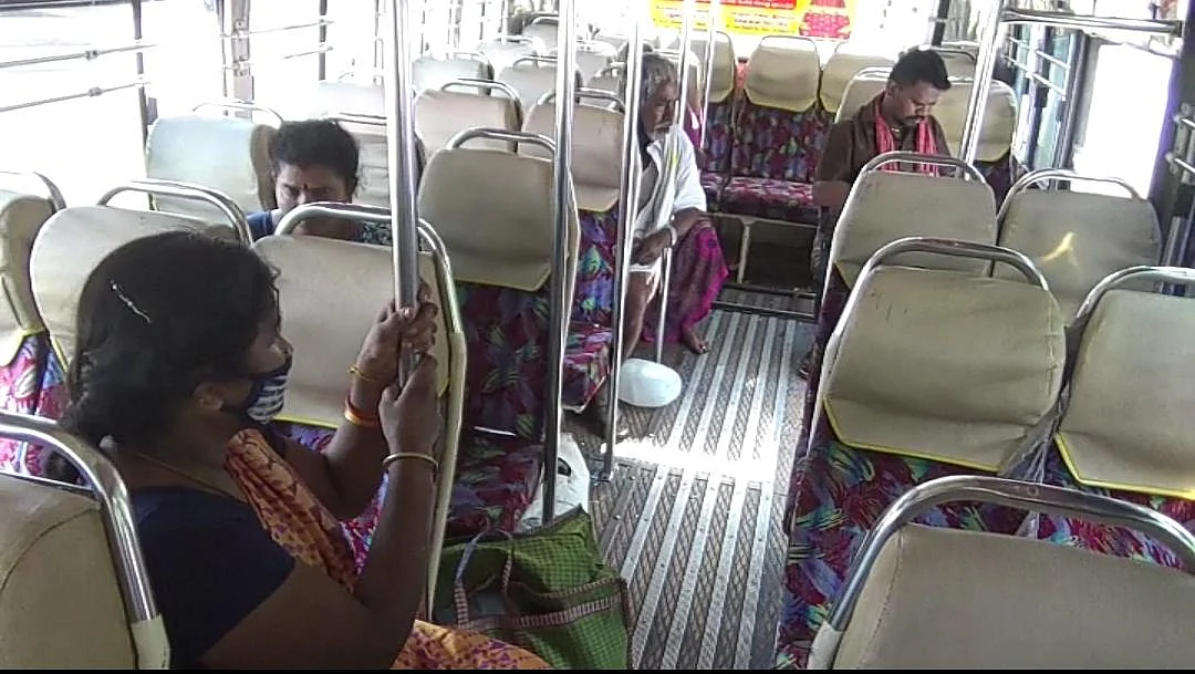 பேருந்தில் வந்த தொழிலாளர்கள்