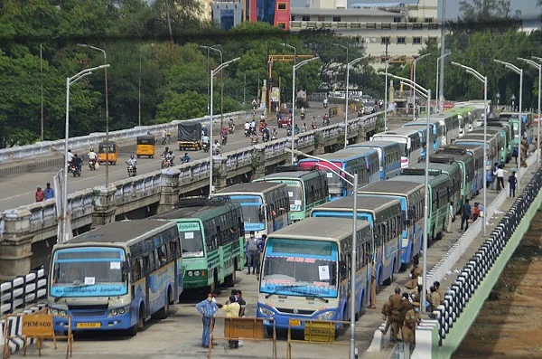 தொழிலாளர்களை அழைத்து வந்த பேருந்து