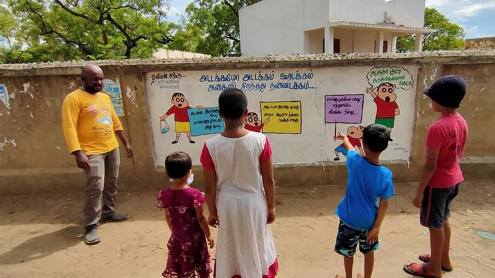 ஓவியத்தை ஆர்வமாக பார்க்கும் குழந்தைகள்