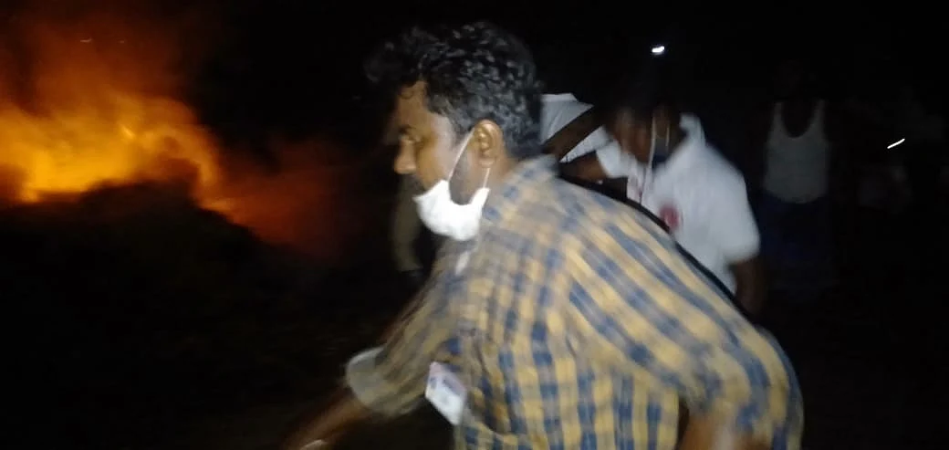 தீயை அணைக்கும் இளைஞர்கள்
