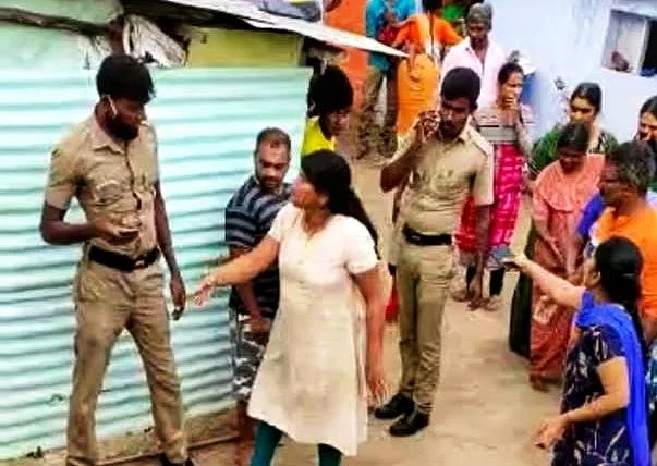சம்பவ இடத்தில் காவல்துறையினர்