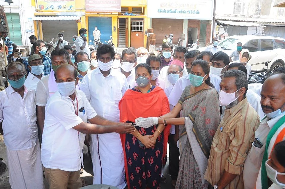 ஜோதிமணி வழங்கிய கிருமிநாசினி தெளிக்கும் இயந்திரம்