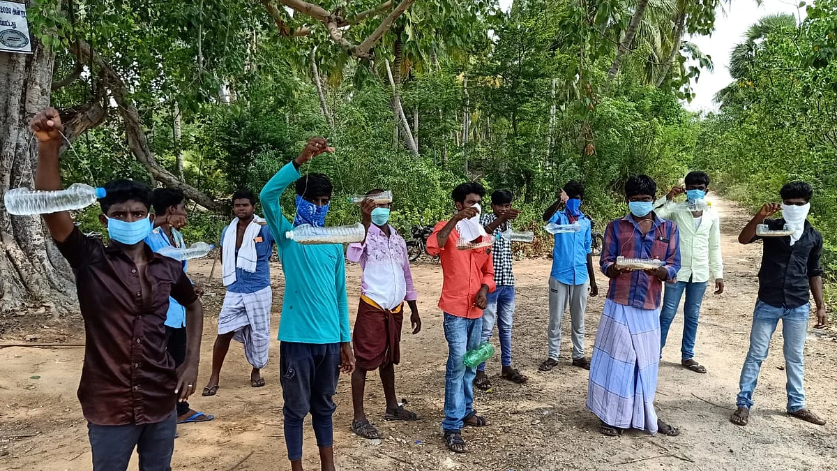 தானியம், தண்ணீர் நிரப்பப்பட்ட பாட்டில்களுடன் இளைஞர்கள்