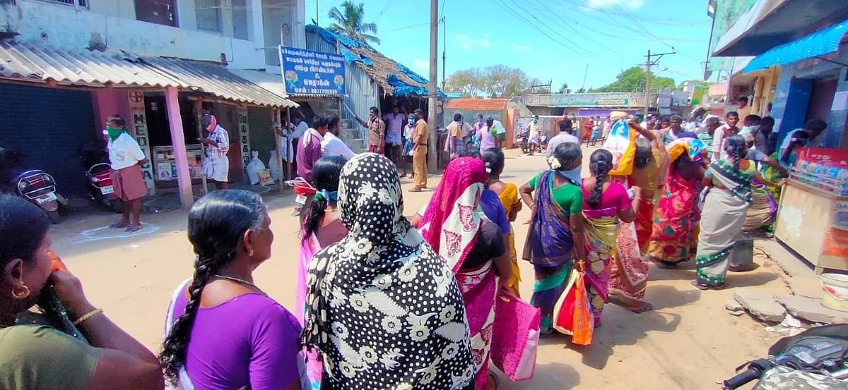 குடிப்பதற்கும்,குடிமை பொருளுக்கும் எதிர் எதிர் வரிசை