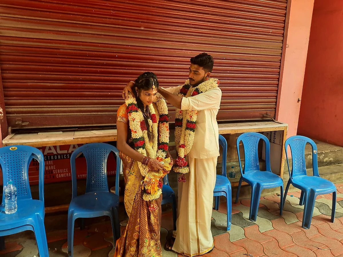 சோதனைச்சாவடியில் மணமக்கள்
