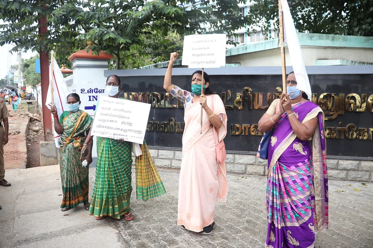 கலெக்டர் அலுவலகம் முன் போராட்டம் நடத்திய மாதர்சங்கத்தினர்