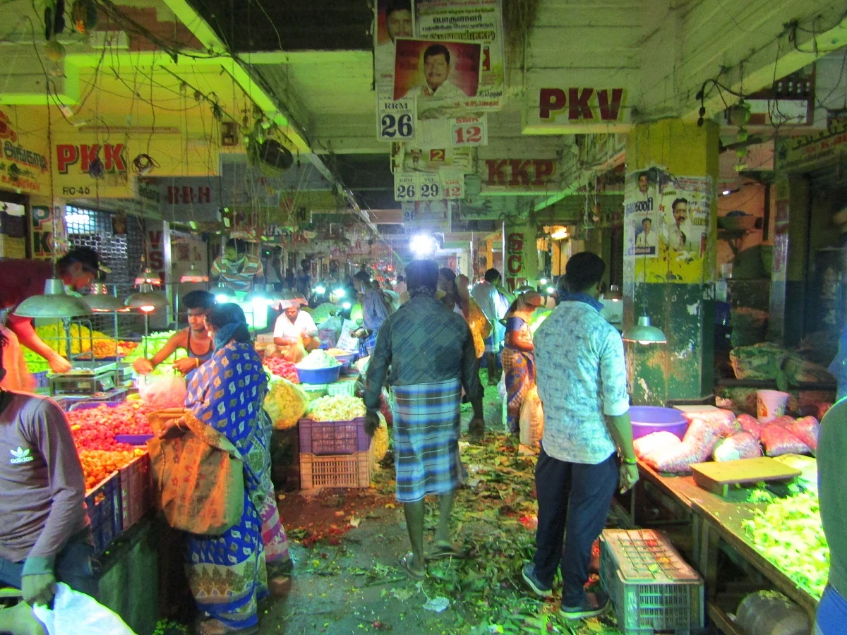 ``கோயம்பேடு சந்தையா, கொரோனா மந்தையா?'' - பதறவைக்கும் வைரஸ்... பயப்படாத மக்கள்