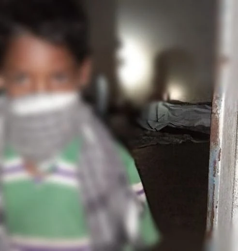 தந்தை சடலத்துடன் சிறுவன் ஜீவா