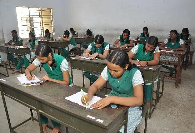 தேர்வெழுதும் மாணவிகள்
