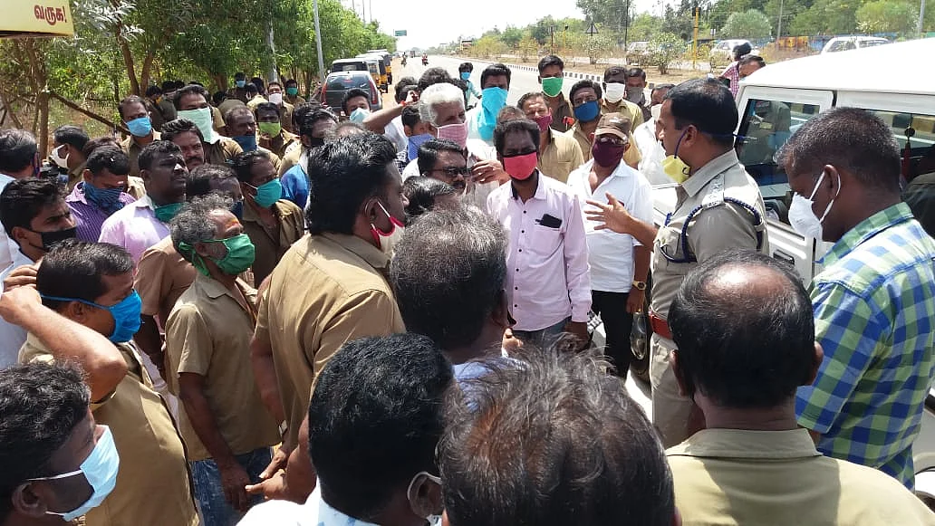 போலீஸ் மற்றும் ஆட்டோ ஓட்டுநர்கள்