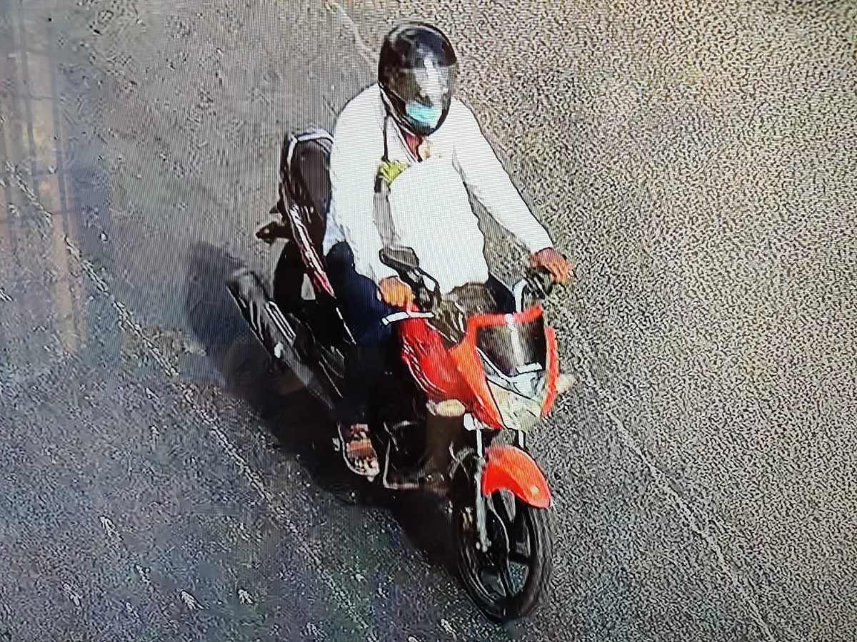 ஹெல்மெட் அணிந்து செல்லும் பார்த்தசாரதி