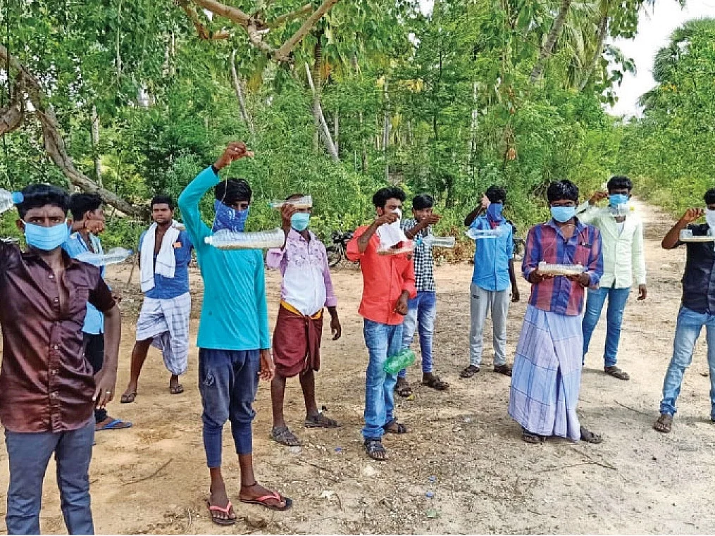 மரங்களில் தண்ணீர் பாட்டில்கள்... பறவைகளின் தாகம் தீர்க்கும் இளைஞர்கள்!